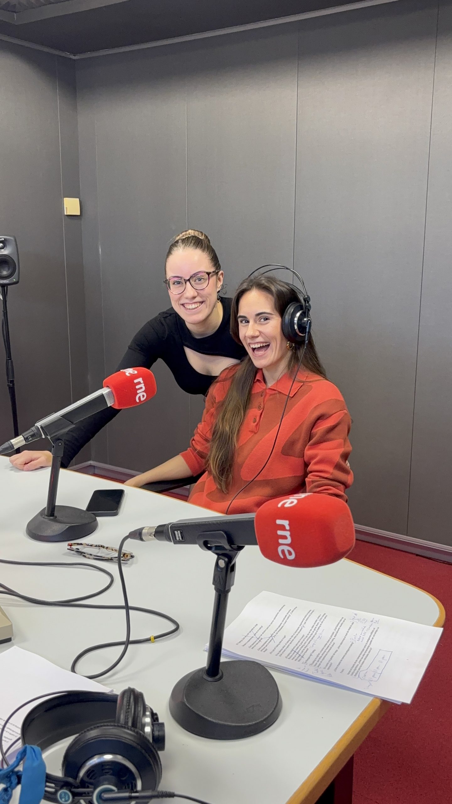 Trading Sisters en el estudio de radio