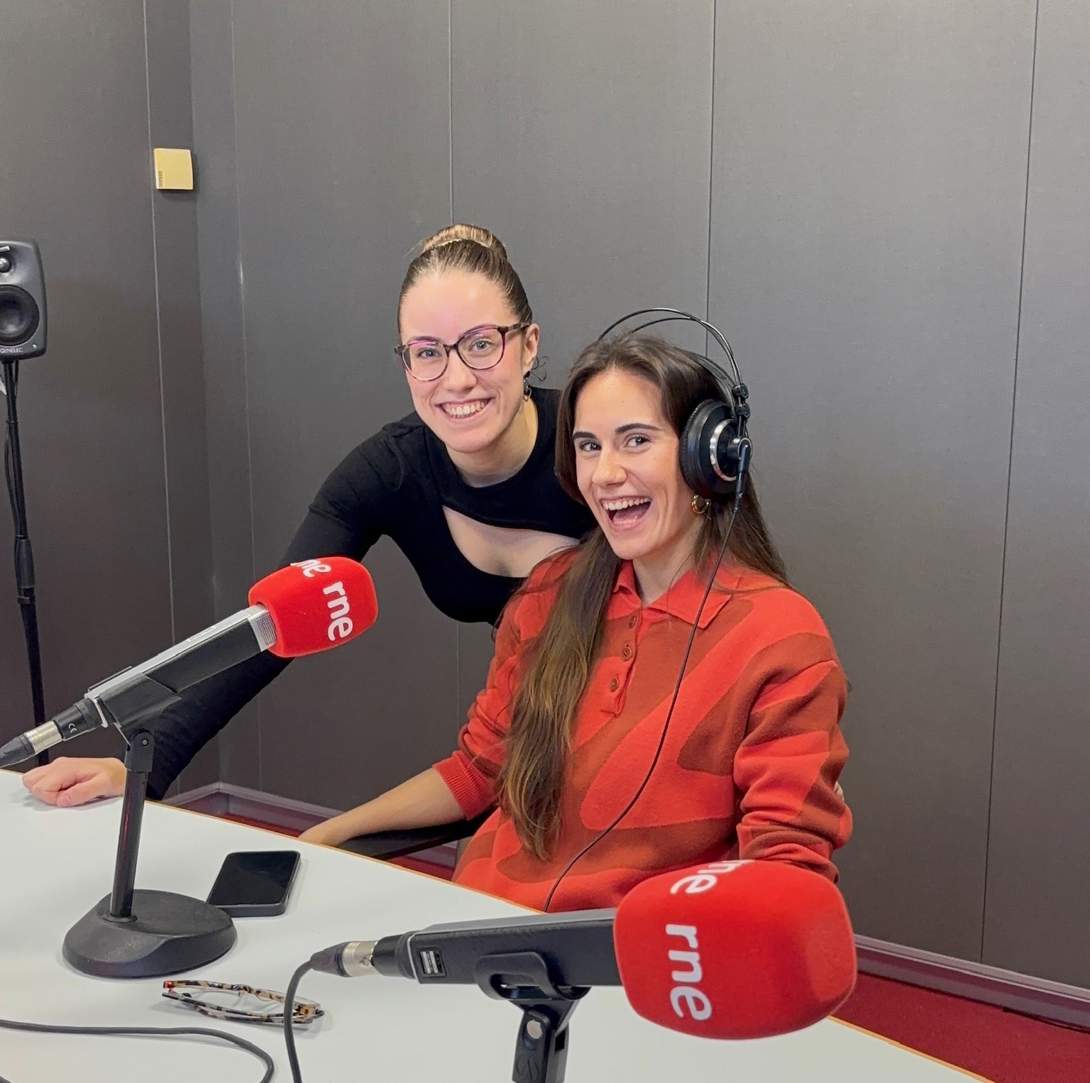 Sofía y Lucía Colás en los estudios de RNE